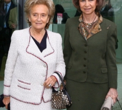 Doña Sofía, junto a la esposa del Presidente Chirac, a la entrada de la "Maison de Solenn" en París