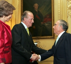 Los Reyes, con Marcelino Oreja, en la recepción en la Embajada de España