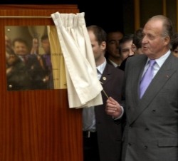 Don Juan Carlos descubre la placa conmemorativa de su visita al Liceo 'Luis Buñuel' de Paris