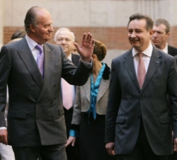 Su Majestad el Rey junto a Jean-Luc Moudenc, alcalde de Toulouse, a su llegada al Ayuntamiento