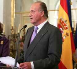 Don Juan Carlos y Doña Sofía en la Prefectura de los Pirineos Centrales, en Tolouse, durante las palabras que el Monarca dirigió a la colectividad esp