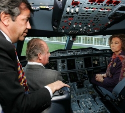 Sus Majestades los Reyes, junto al Vicepresidente de la División de Pruebas de Airbus, en la cabina de pilotaje del A380