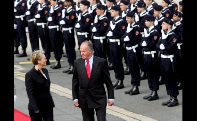 Don Juan Carlos con la Ministra de Defensa, Michelle Alliot-Marie