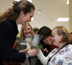 Su Alteza Real la Infanta Doña Elena recibe una flor de una alumna