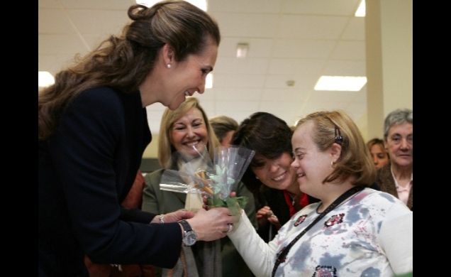 Su Alteza Real la Infanta Doña Elena recibe una flor de una alumna