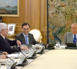 Su Majestad el Rey durante la reunión, junto a Jaime Caruana, Pasqual Maragall y Luis Ángel Rojo