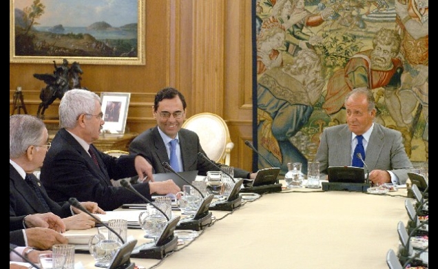 Su Majestad el Rey durante la reunión, junto a Jaime Caruana, Pasqual Maragall y Luis Ángel Rojo
