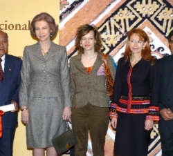 Su Majestad la Reina, con la secretaria de Estado de Cooperación Internacional, la Primera Dama peruana y los codirectores del proyecto premiado