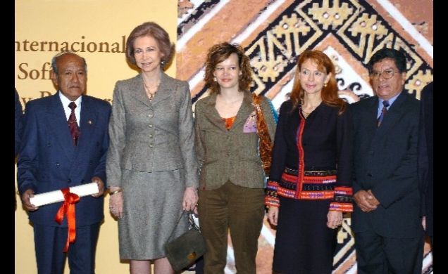 Su Majestad la Reina, con la secretaria de Estado de Cooperación Internacional, la Primera Dama peruana y los codirectores del proyecto premiado