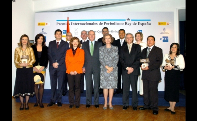 Sus Majestades los Reyes con el presidente de la Agencia EFE, Alex Grijelmo, la secretaria de Estado de Cooperación Internacional, Leire Pajín, y los 