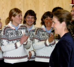 Doña Elena recibió en la sede de la ONCE, en Madrid, al equipo español que participó en los Juegos Paralímpicos de Invierno celebrados en Turín.