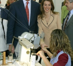 Los Príncipes de Asturias durante la visita a la fábrica de calzado