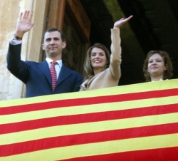 SS.AA.RR. los Príncipes de Asturias saludan desde el balcón del Ayuntamiento de Elche, acompañados por el presidente de la Comunidad Valenciana, Franc