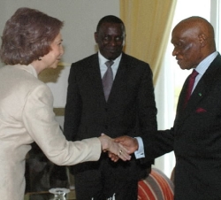La Reina con el Presidente de Senegal, Abdoulaye Wade, antes del almuerzo ofrecido en el Palacio Presidencial