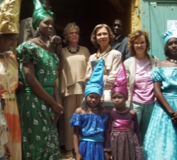 Su Majestad la Reina con la secretaria española de Estado para la Cooperación Internacional, Leire Pajin, y la Primera Dama de Senegal, Viviane Wade, 