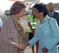 Doña Sofía es recibida por la Primera Dama de Cabo Verde, Adelcia Pires, a su llegada al aeropuerto de Praia