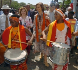 Doña Sofía con la secretaria de Estado de Cooperación Internacional, Leire Pajín, acompañada por varios jóvenes durante su recorrido por las calles de