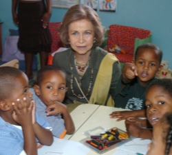Su Majestad la Reina con los pequeños del jardín de infancia Gulbenkian