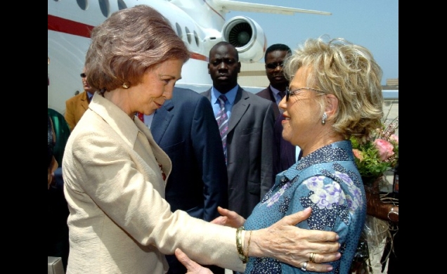Doña Sofía con la Primera Dama de Senegal, a su llegada a Dakar