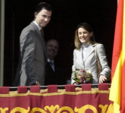 Don Felipe y Doña Letizia saludan desde el balcón del Ayuntamiento a los numerosos vecinos congregados