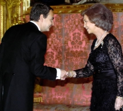 La Reina saluda al presidente del Gobierno