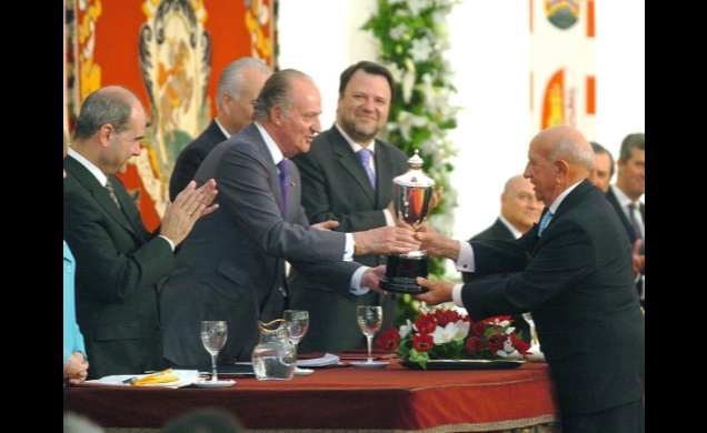 El ganadero Victorino Martín recibe de manos de Don Juan Carlos el Premio a la mejor corrida de toros completa de la pasada Feria de Abril