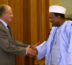 Su Majestad el Rey saluda al Presidente de la Comisión de la Unión Africana