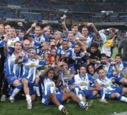 Los jugadores y técnicos del Real Club Deportivo Espanyol celebran su victoria