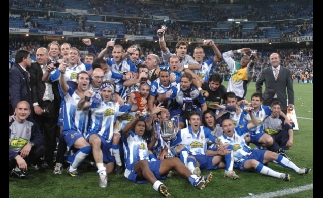 Los jugadores y técnicos del Real Club Deportivo Espanyol celebran su victoria