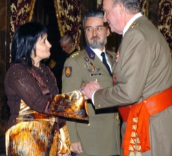 Su Majestad el Rey saluda a la alcaldesa de Espinosa de los Monteros