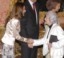 La Princesa de Asturias recibe el saludo de Ana María Matute