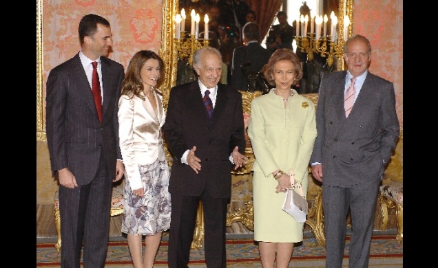 Sus Majestades los Reyes y Sus Altezas Reales los Príncipes de Asturias, con el escritor mexicano Sergio Pitol