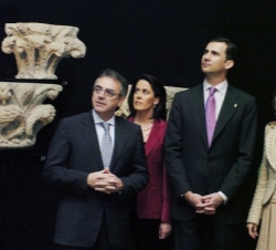 Los Príncipes de Asturias, junto a la alcaldesa de Pamplona, Yolanda Barcina, escuchan las explicaciones del presidente del Gobierno de Navarra, Migue