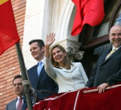 Los Duques de Palma junto al alcalde, saludan desde el Ayuntamiento de Tortosa
