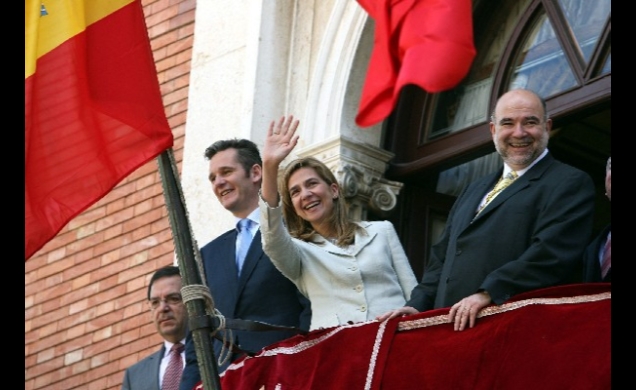 Los Duques de Palma junto al alcalde, saludan desde el Ayuntamiento de Tortosa