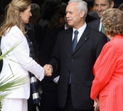Su Alteza Real recibe el saludo del Director General Adjunto de la UNESCO, el brasileño Marcio Barbosa, junto al presidente de la Generalitat Valencia