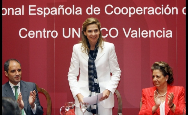 Doña Cristina, tras finalizar su intervención, junto al presidente de la Generalitat Valenciana y la alcaldesa de Valencia