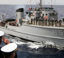 Don Juan Carlos acompañado por el almirante jefe del Estado Mayor de la Armada, Sebastián Zaragoza Soto a bordo del buque "Tambre"