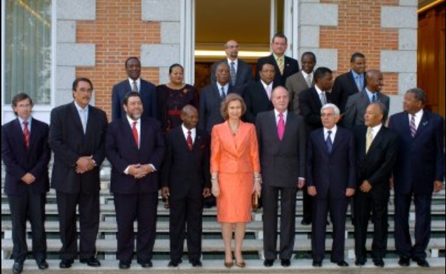 Sus Majestades los Reyes con los asistentes a la Cumbre España-Comunidad del Caribe