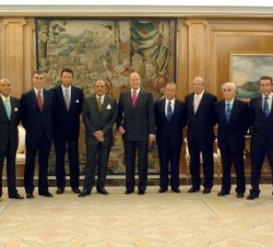 Don Juan Carlos junto a los miembros de la Junta Directiva de la Unión de Criadores de Toros de Lidia