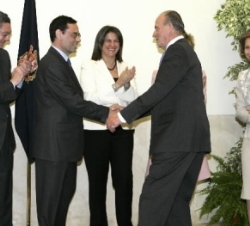 Don Juan Carlos recibe el saludo del gobernador del Bando de España en presencia de Su Majestad la Reina, la vicepresidenta primera del Gobierno, la m
