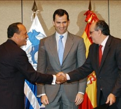 Don Felipe, con el Presidente del Banco Centroamericano de Integración Económica, Harry Brautigam, y el secretario de Estado de Turismo y Comercio de 