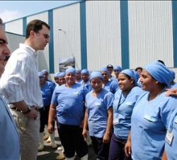 El Príncipe y el Presidente de El Salvador conversan con los trabajadores de la factoría del Grupo Calvo