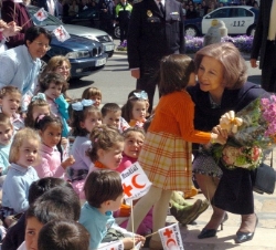 Doña Sofía saluda a una niña a la entrada del Teatro Principal de Burgos