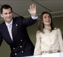 Los Príncipes de Asturias saludan desde el palco presidencial