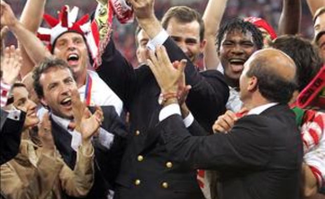 Don Felipe alza el trofeo de vencedor, en presencia de la Princesa de Asturias, el presidente del Sevilla F.C., José María del Nido, y los jugadores y