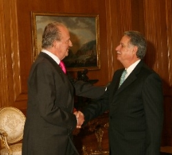 Su Majestad el Rey saluda al Presidente de la República de Guatemala