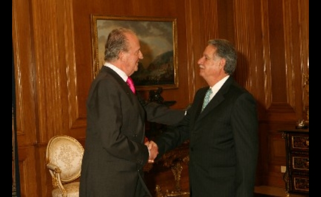 Su Majestad el Rey saluda al Presidente de la República de Guatemala