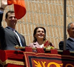 Sus Altezas Reales los Príncipes de Asturias saludan desde el balcon del Ayuntamiento, en compañía del alcalde de Móstoles