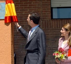 Don Felipe descubre, en presencia de Doña Letizia, una placa conmemorativa de su visita en el Ayuntamiento de Móstoles